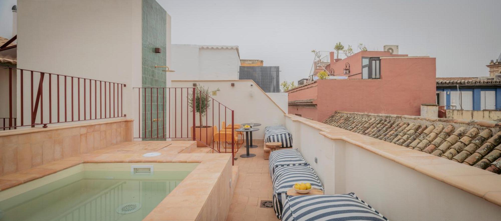 Lirium Casa Patio Pensión Sevilla