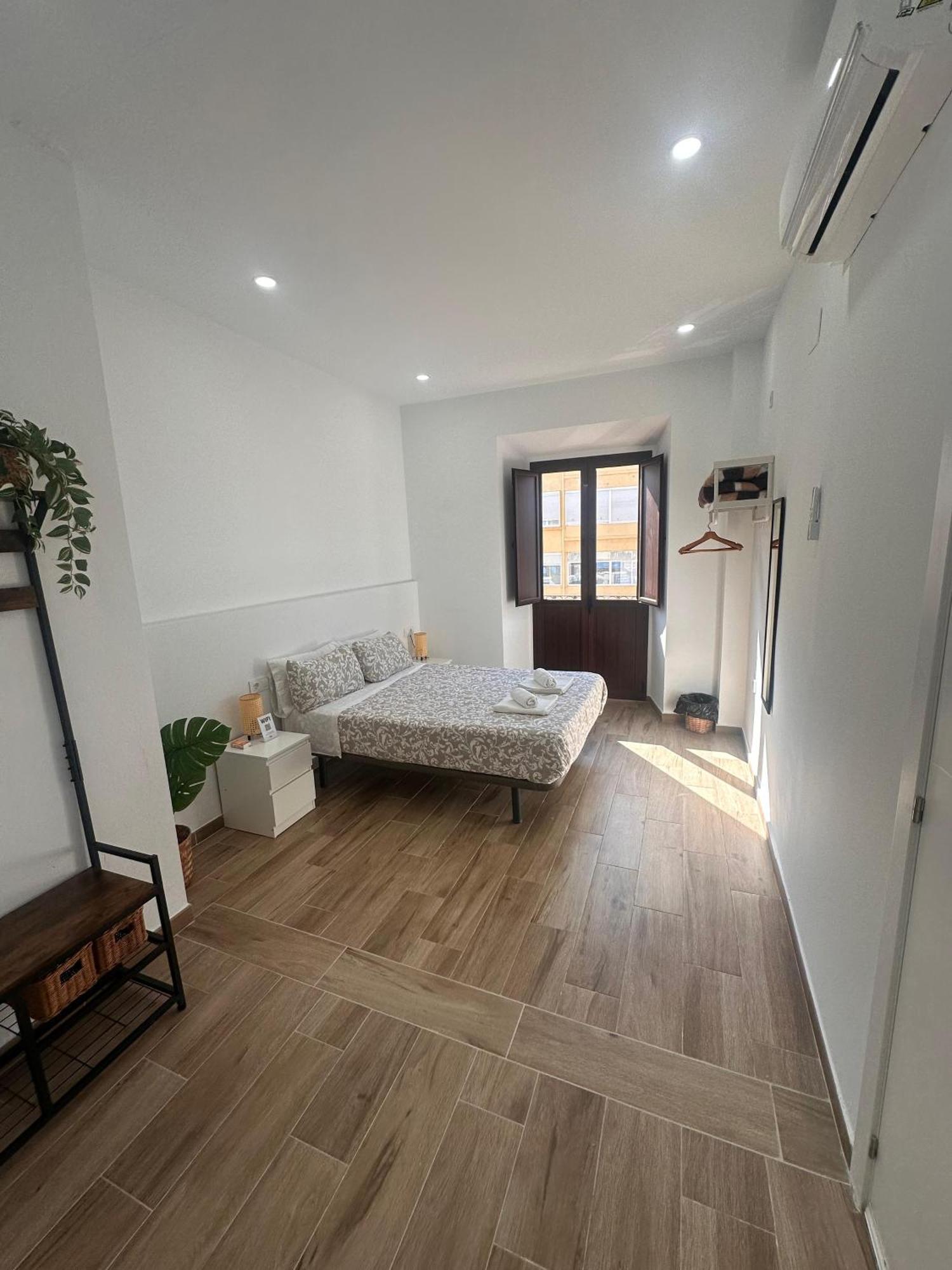 Triana Riverside Hostal *