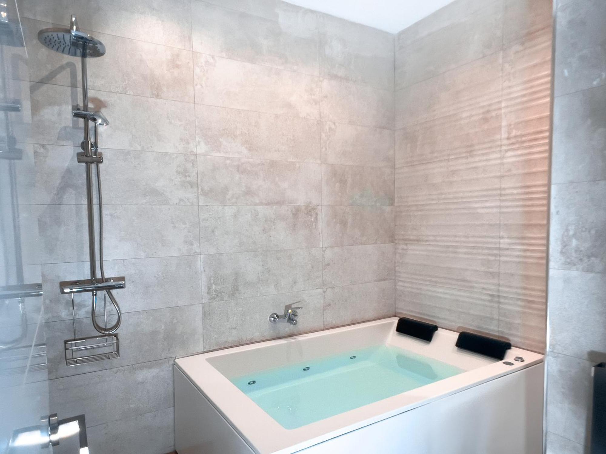 Acogedor Estudio En Triana Con Jacuzzi Y Wifi Apartamento