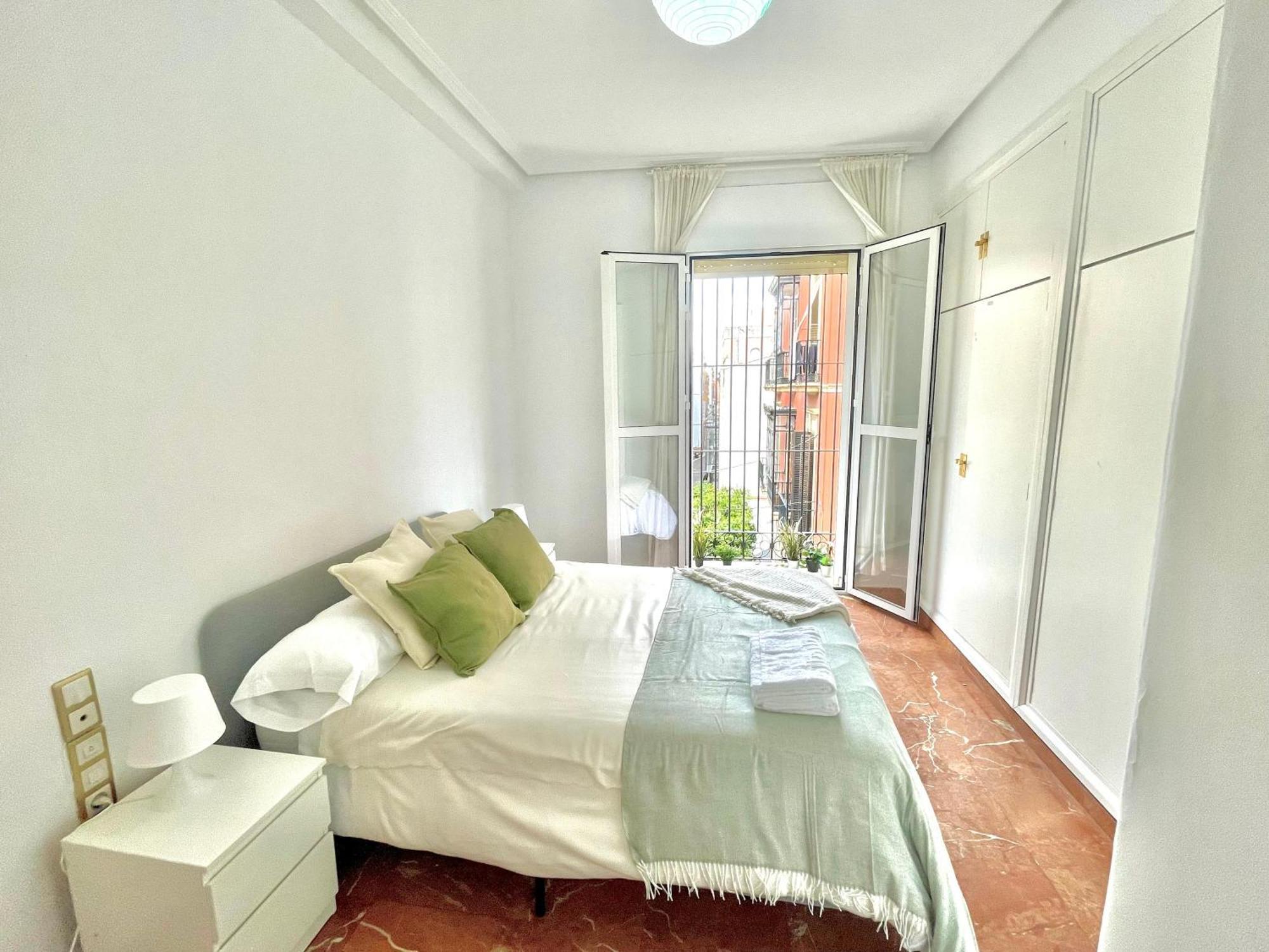 Apartamento Enorme Y Luminoso 13 Personas Con Balcones En El Corazon De