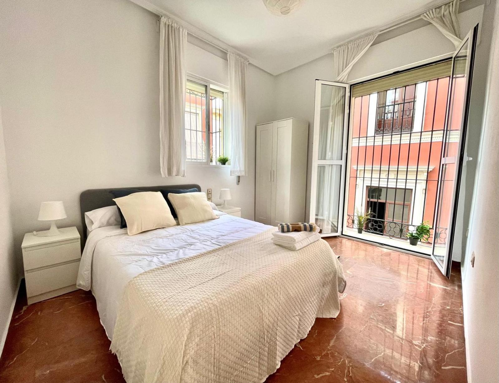 Apartamento Enorme Y Luminoso 13 Personas Con Balcones En El Corazon De