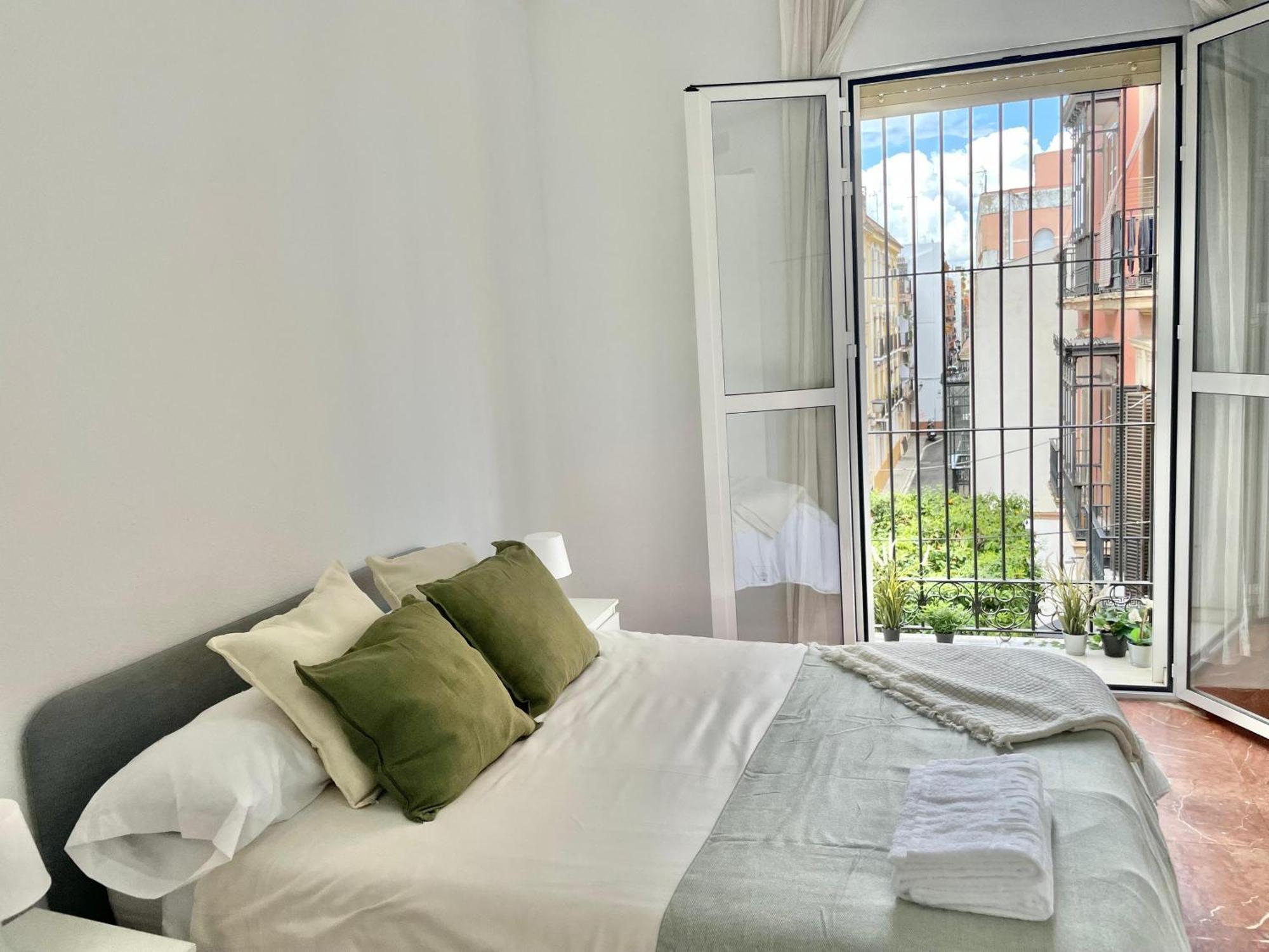 Apartamento Enorme Y Luminoso 13 Personas Con Balcones En El Corazon De