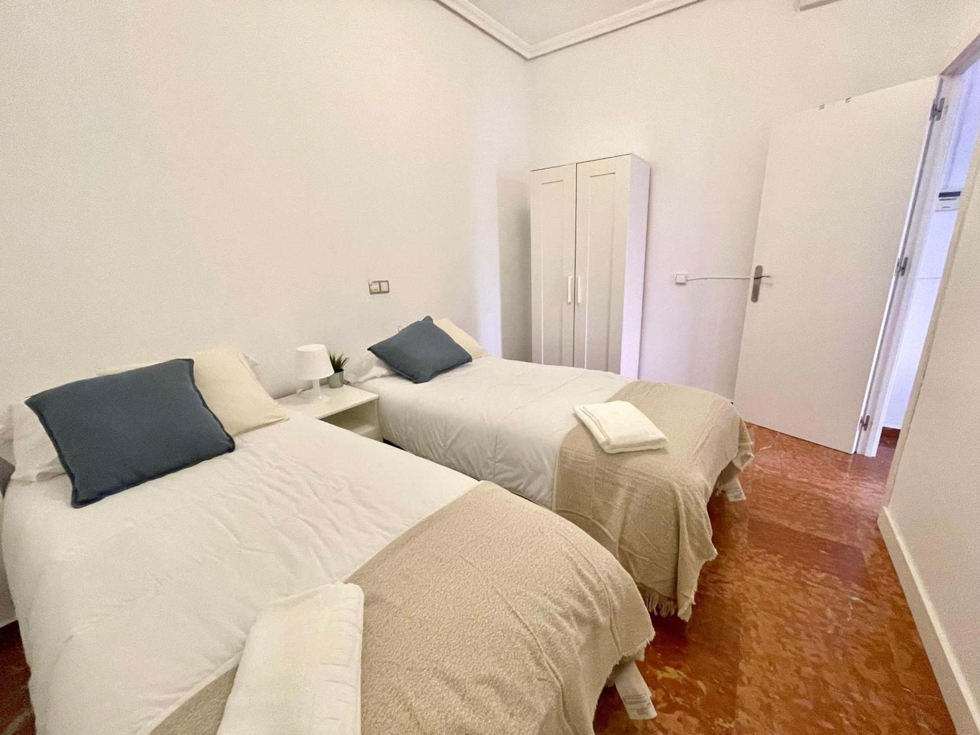 Apartamento Enorme Y Luminoso 13 Personas Con Balcones En El Corazon De *