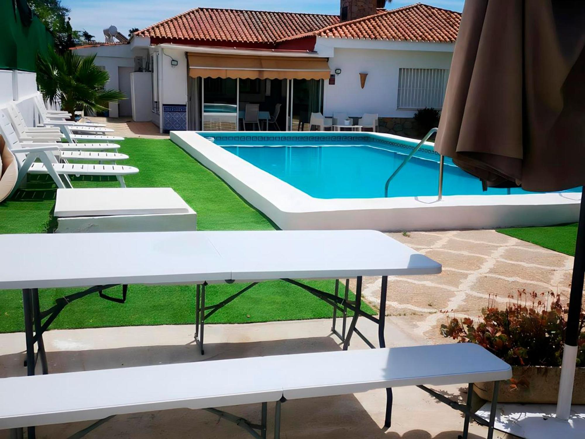 Con Jardin, Piscina Privada Y Parking