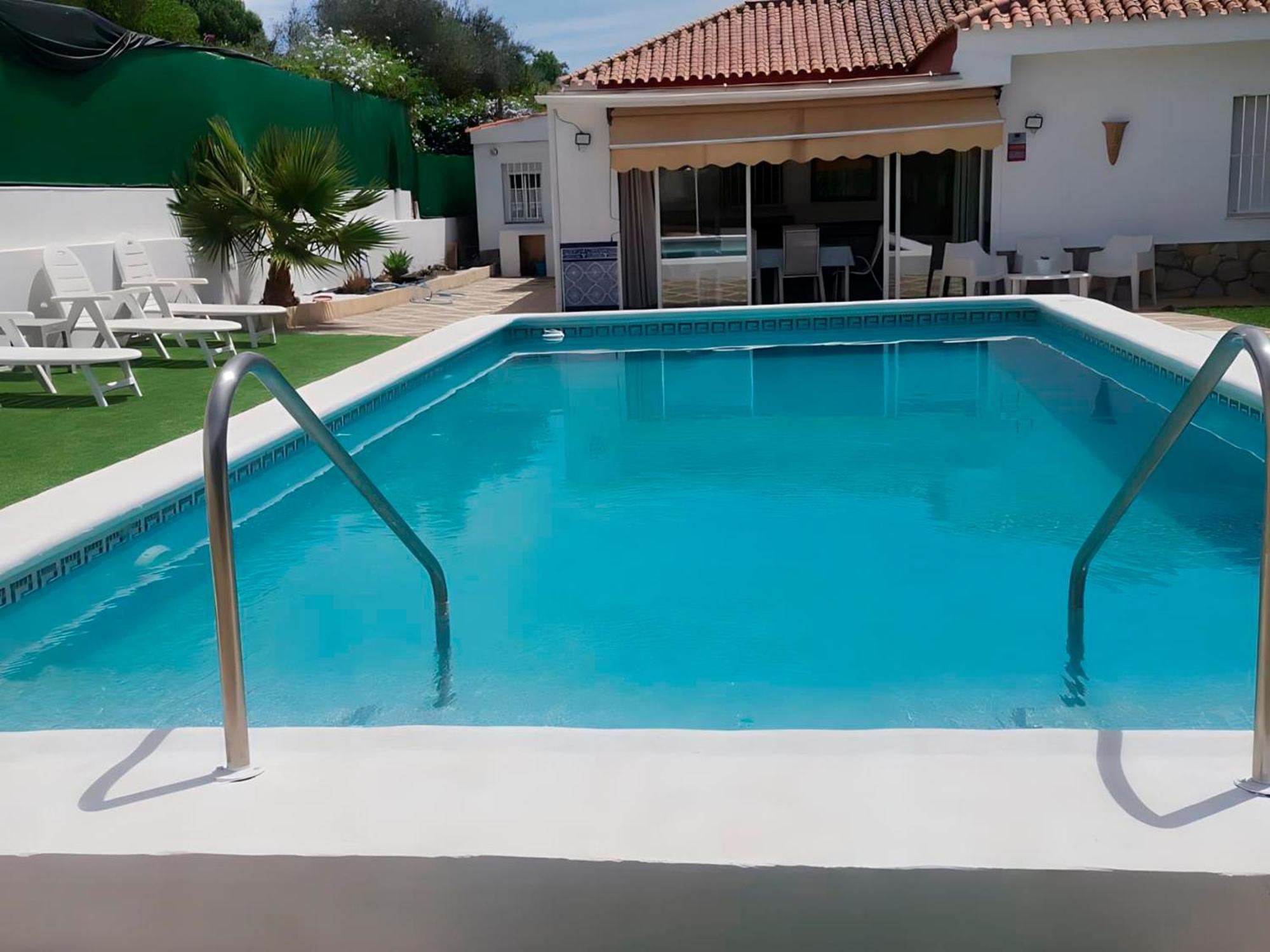 Con Jardin, Piscina Privada Y Parking Holiday home
