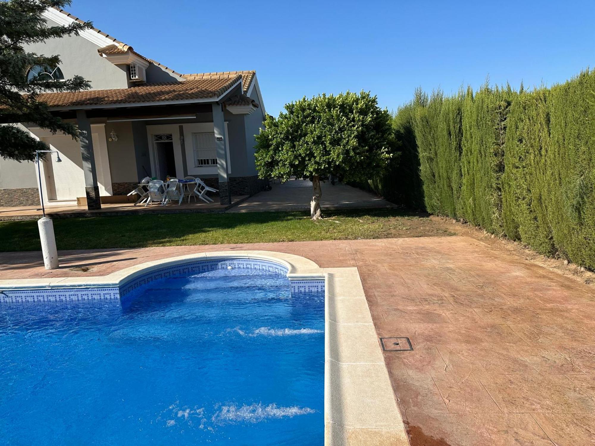 Chalet Californiano Con Piscina * Sevilla