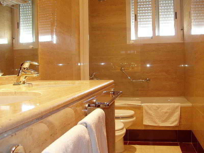 Reyes Catolicos Hotel