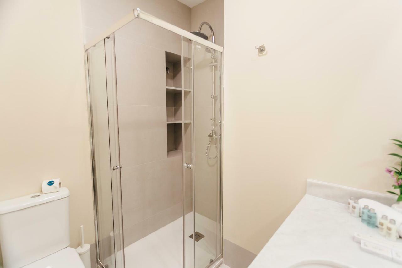 Apartment Stylish And Wide- 3bdr 3bth- Remedios Seville
