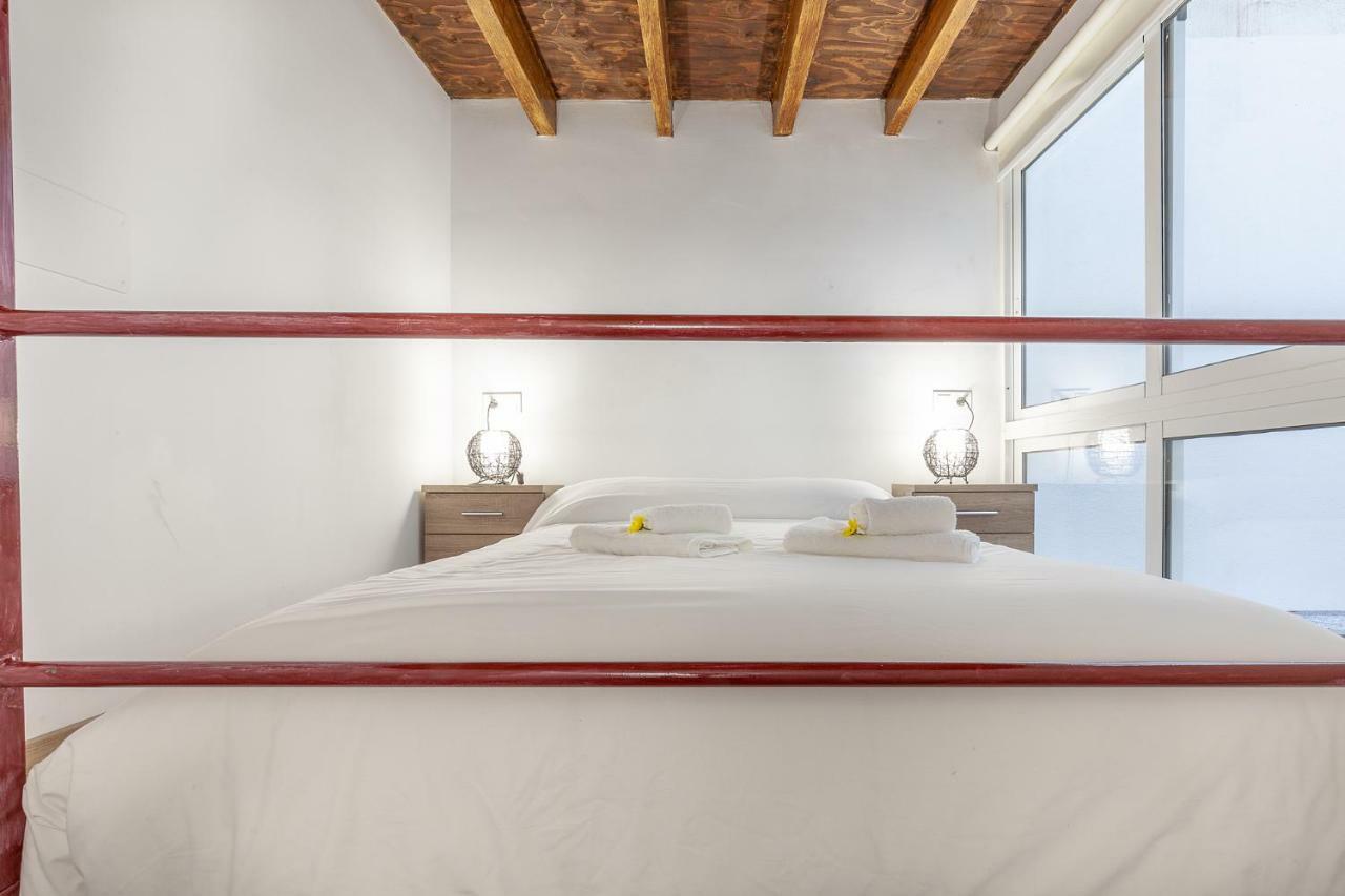 Pasaje De Amores Der · Descanso En Casa Y Vida Cultural Y Monumentos 4 Px * Sevilla