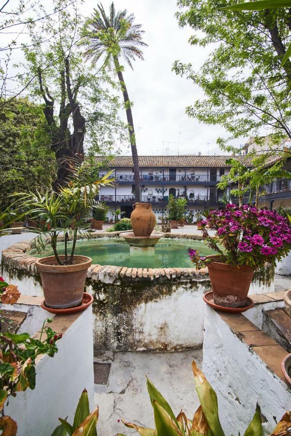 Conde Courtyard By Valcambre