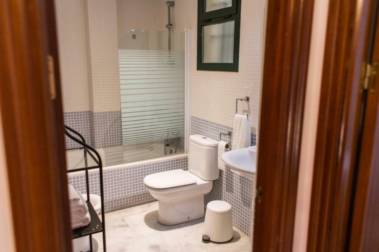 Rg Triana, Calle Castilla Con Patio * Sevilla