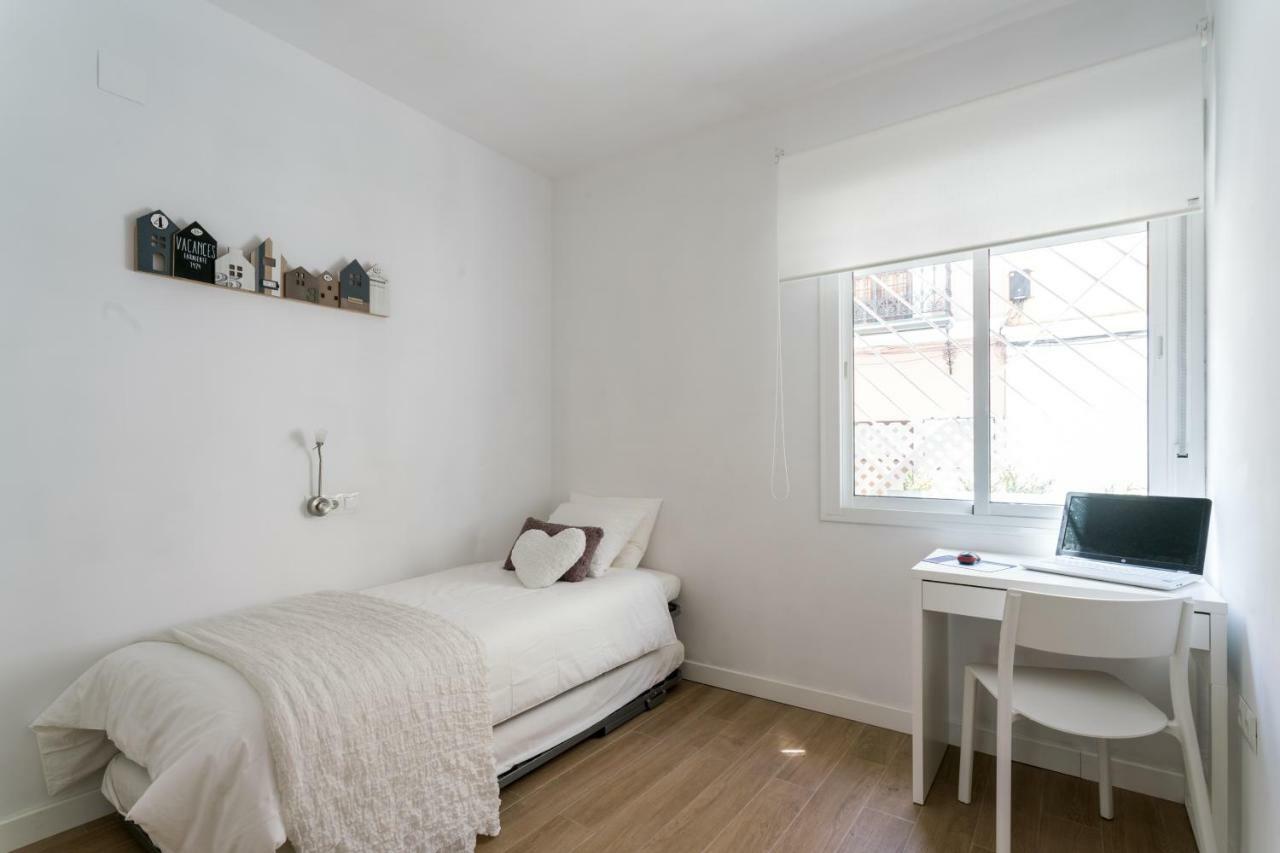 Triana 3 Bedrooms & 2 Bath Parking Included Apartment Seville