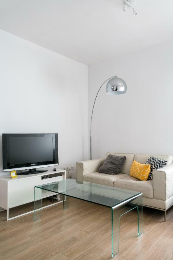 Triana 3 Bedrooms & 2 Bath Parking Included Apartment Seville