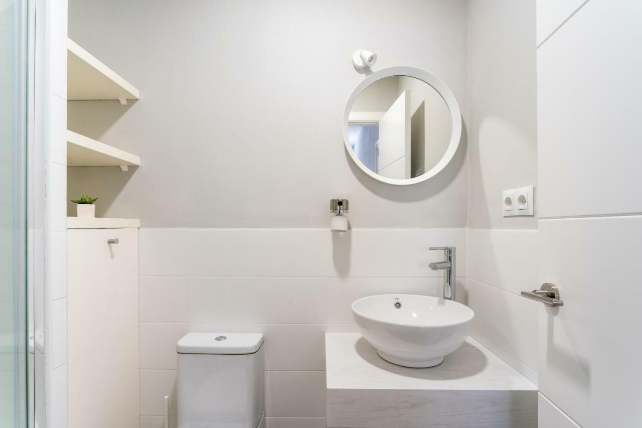 Triana 3 Bedrooms & 2 Bath Parking Included Apartment Seville