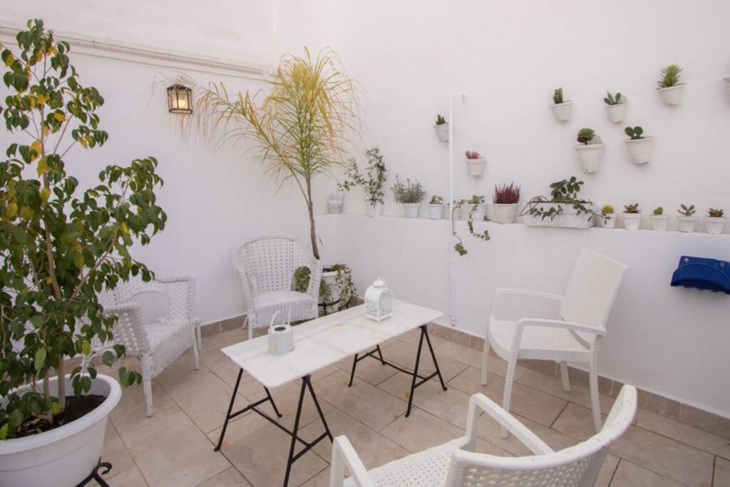 Castilla Triana Courtyard By Valcambre Sevilla