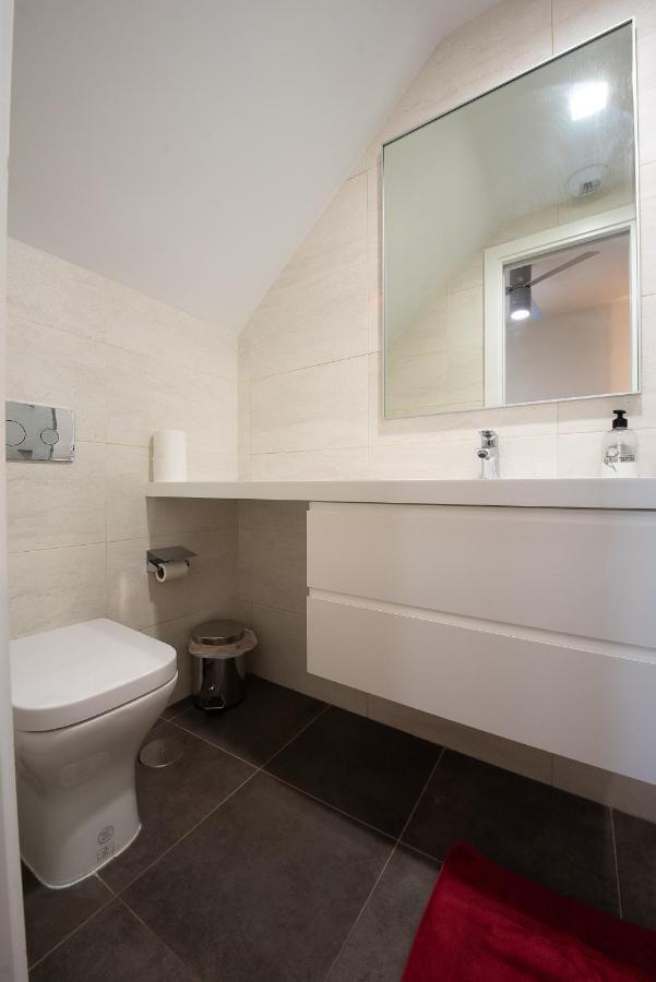 Apartamento Con Terraza En San Luis. Parking&netflix * Sevilla