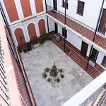 Muy Céntrico Apto. En típico Patio Sevillano