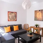 Muy Céntrico Apto. En típico Patio Sevillano