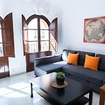 Muy Céntrico Apto. En típico Patio Sevillano