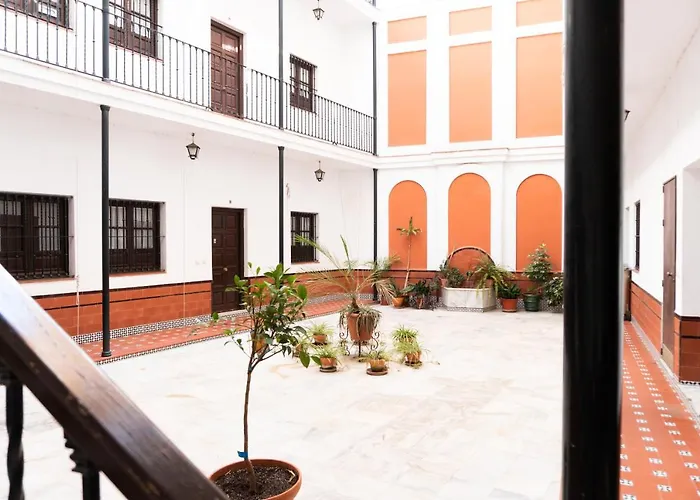 Muy Céntrico Apto. En típico Patio Sevillano