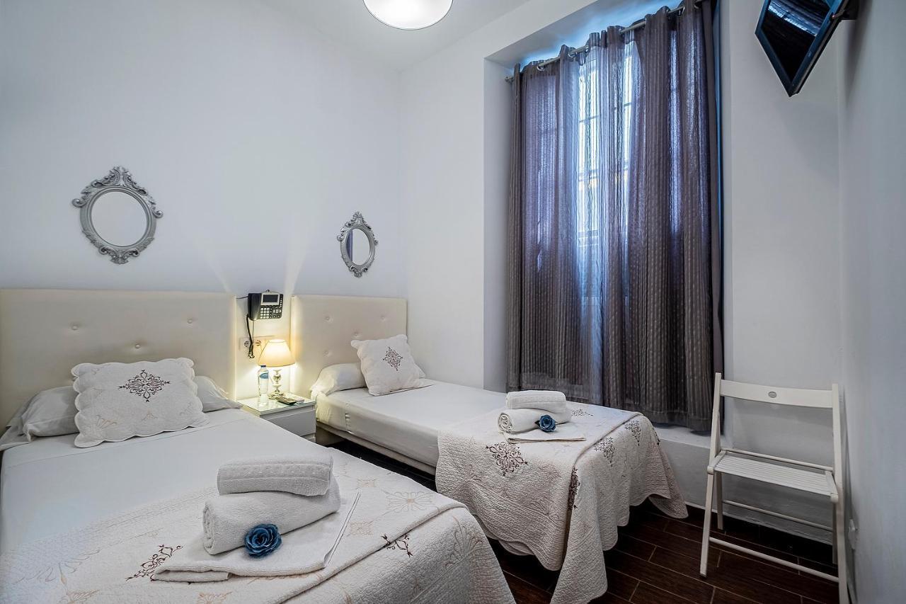Noches De Triana Guest house 2*
