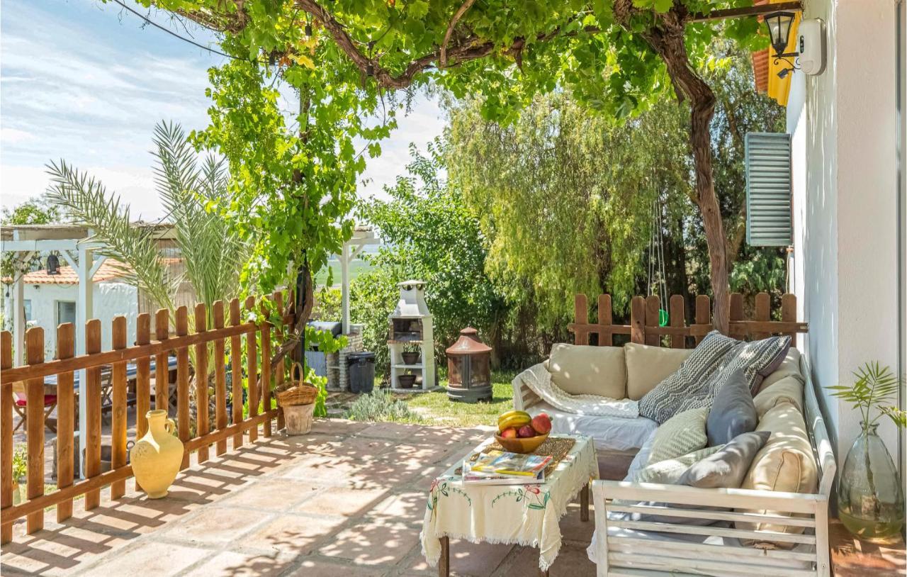 Awesome In With 4 Bedrooms, Wifi And Outdoor Swimming Pool Holiday home *