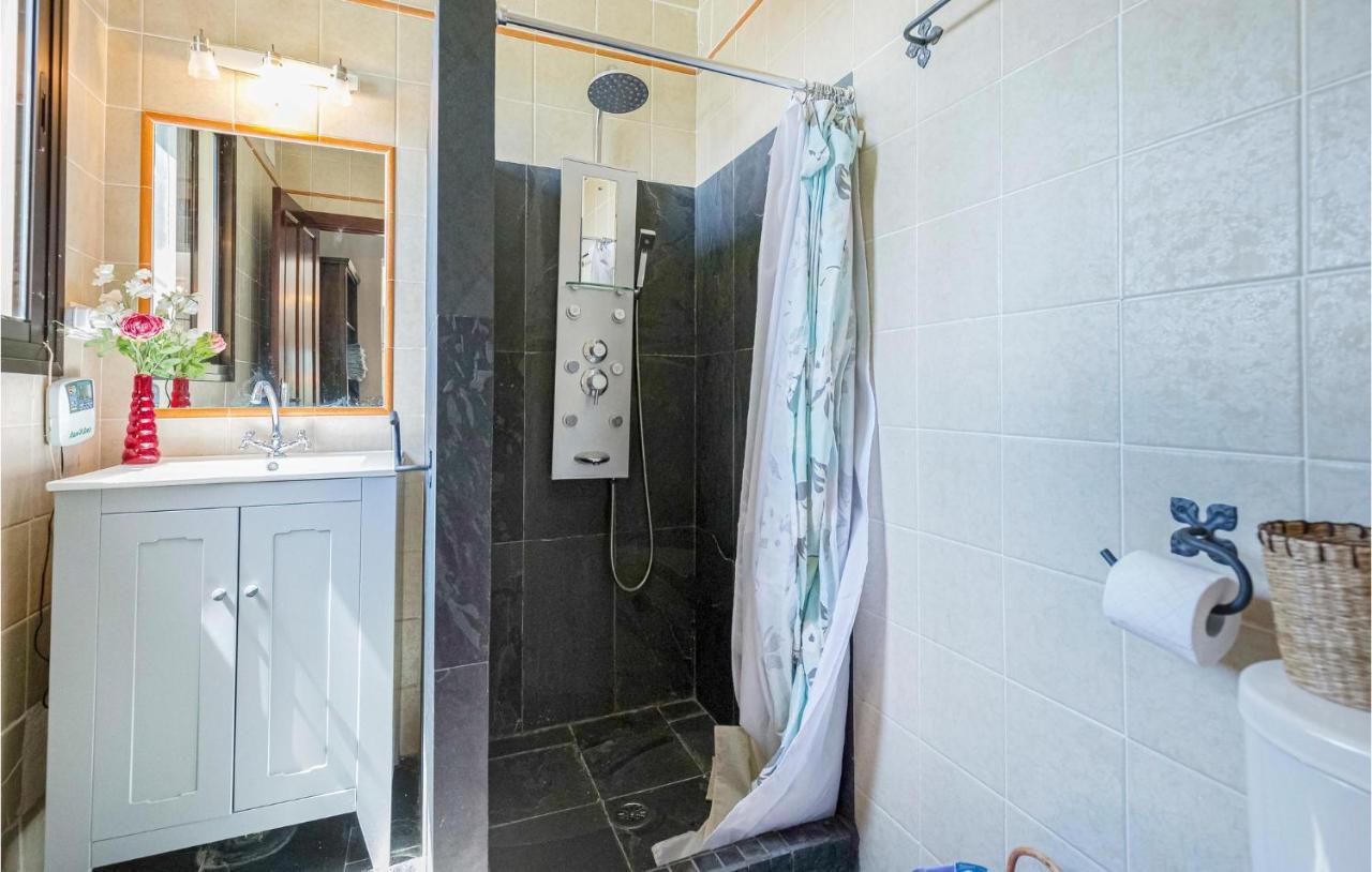 Awesome In With 4 Bedrooms, Wifi And Outdoor Swimming Pool Holiday home