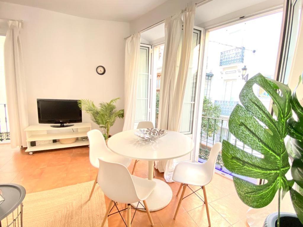 Superb In Downtown Of ,parking Optional, !! Apartment