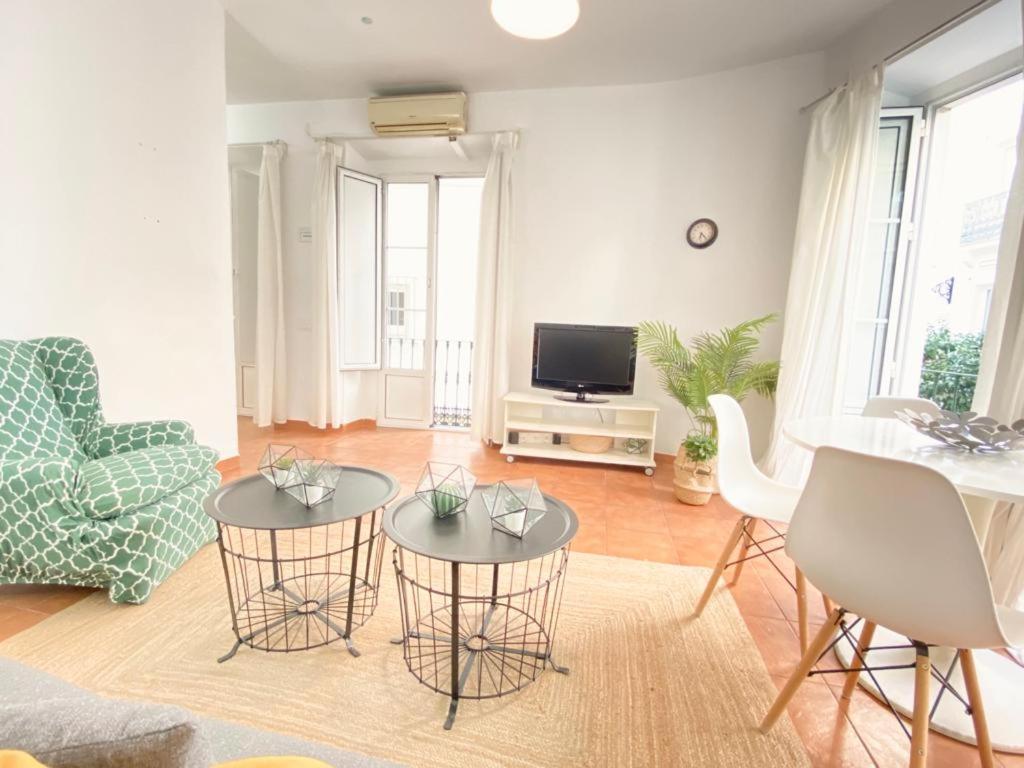 Superb In Downtown Of ,parking Optional, !! Apartment