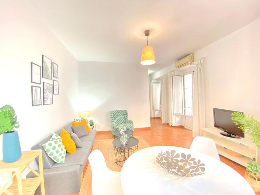 Superb In Downtown Of ,parking Optional, !! *