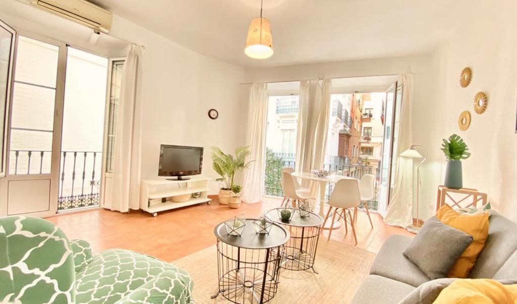 Superb In Downtown Of ,parking Optional, !! * Seville