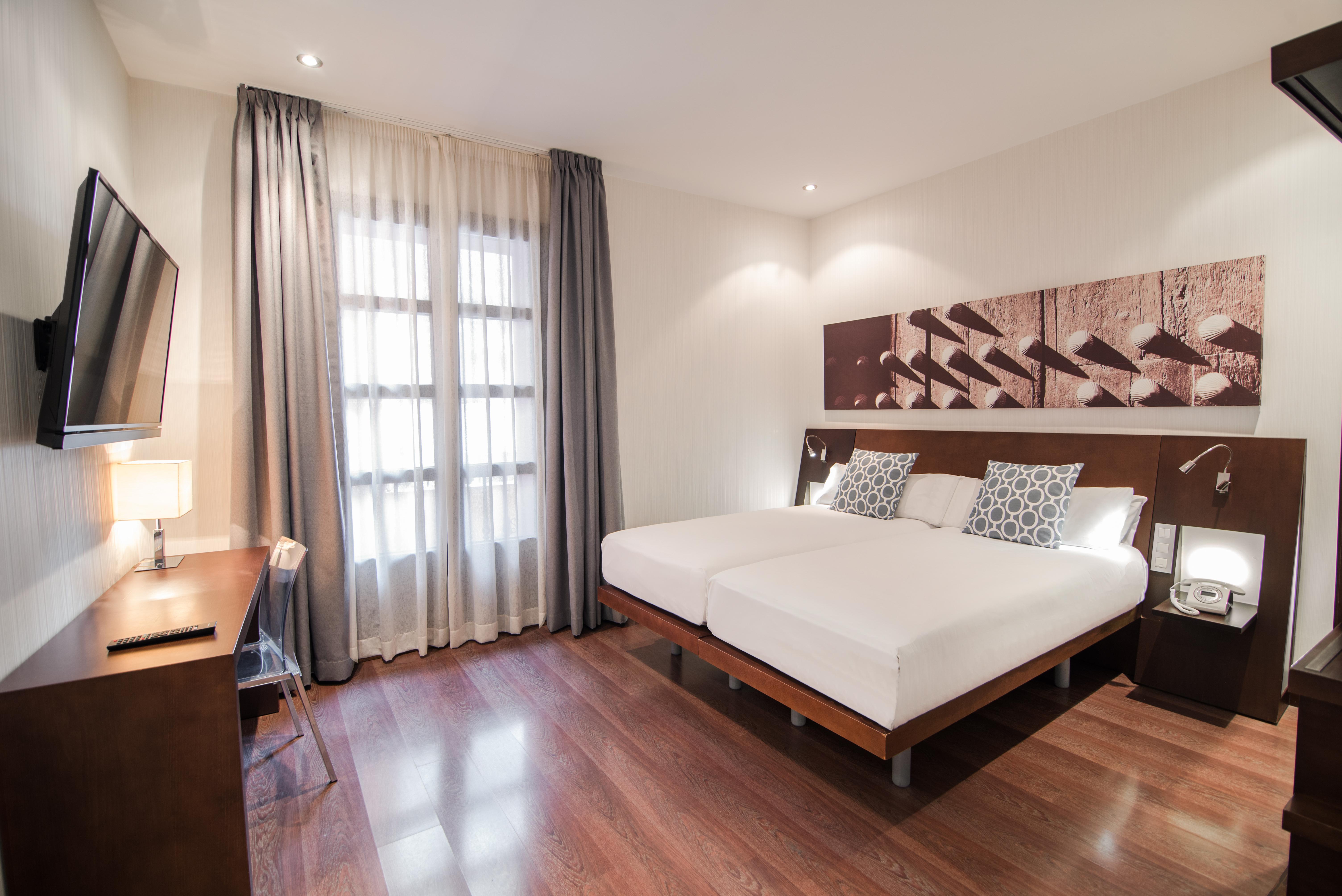 Hotel Petit Palace Marques Santa Ana 4*