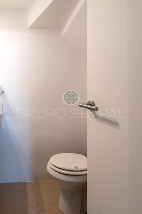 Ad10 Full House Near Cathedral By Antonia Diaz Street Sevilla