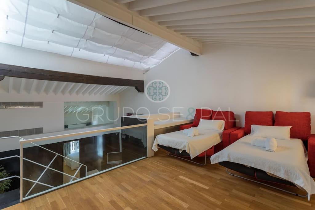 Ad10 Full House Near Cathedral By Antonia Diaz Street Sevilla