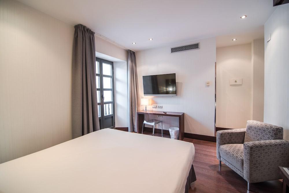 Petit Palace Marques Santa Ana Hotel