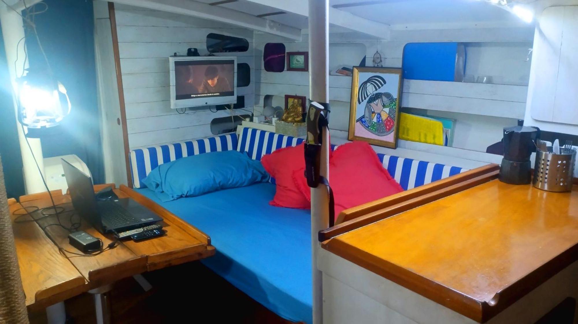 Tu Casa Flotante En Sevilla! Barco En Alquiler En El Guadalquivir Sevilla