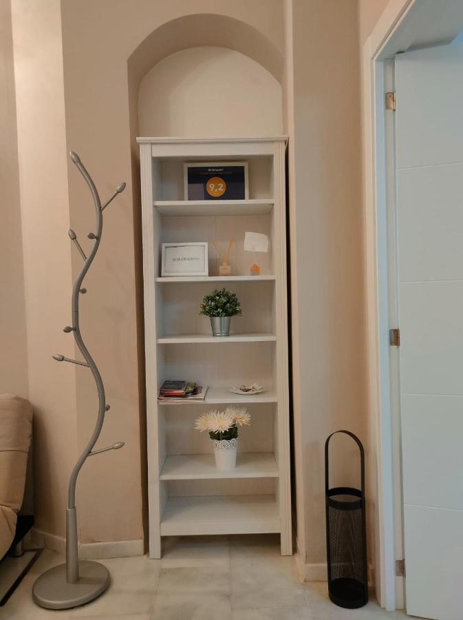 Columnas De Adriano. Calle Mármoles, 5 Apartamento *