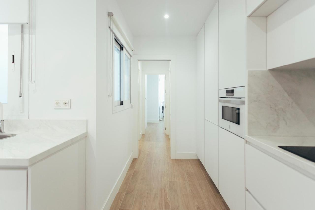 Modern With Balcony- 2bd 2bth- San Vicente Apartamento Sevilla