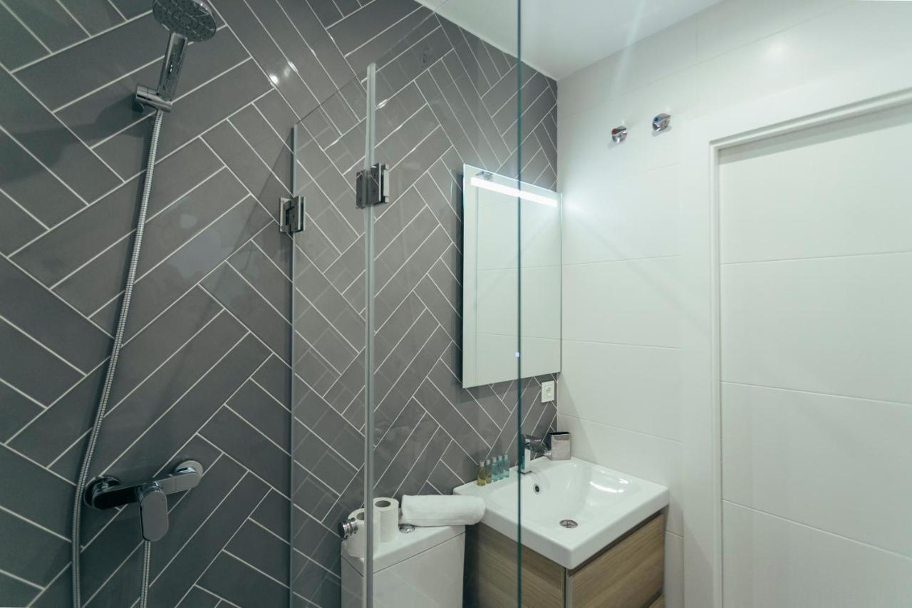 Modern With Balcony- 2bd 2bth- San Vicente * Sevilla
