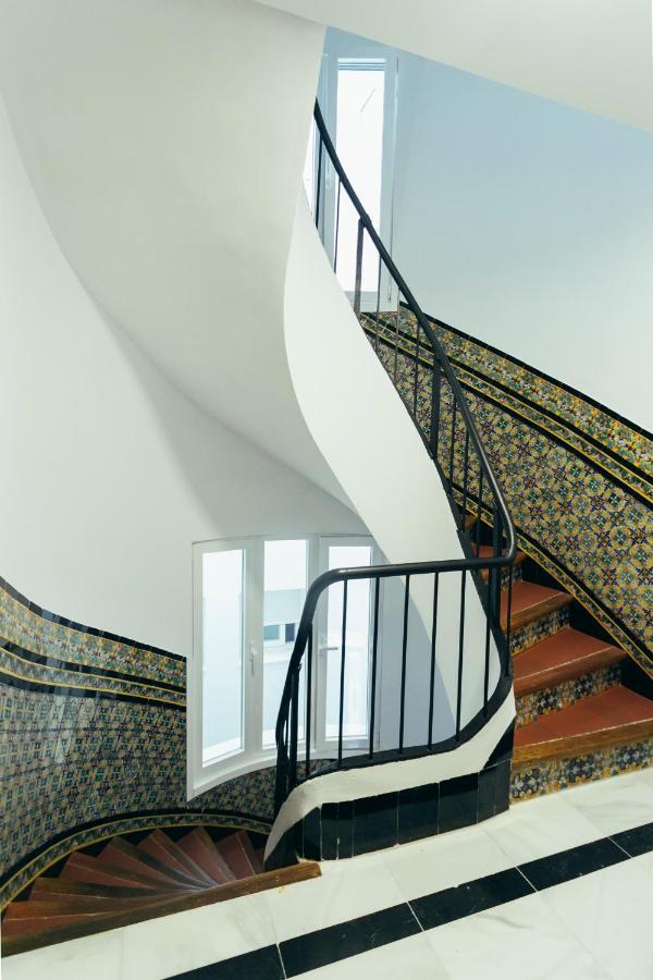 Modern With Balcony- 2bd 2bth- San Vicente *