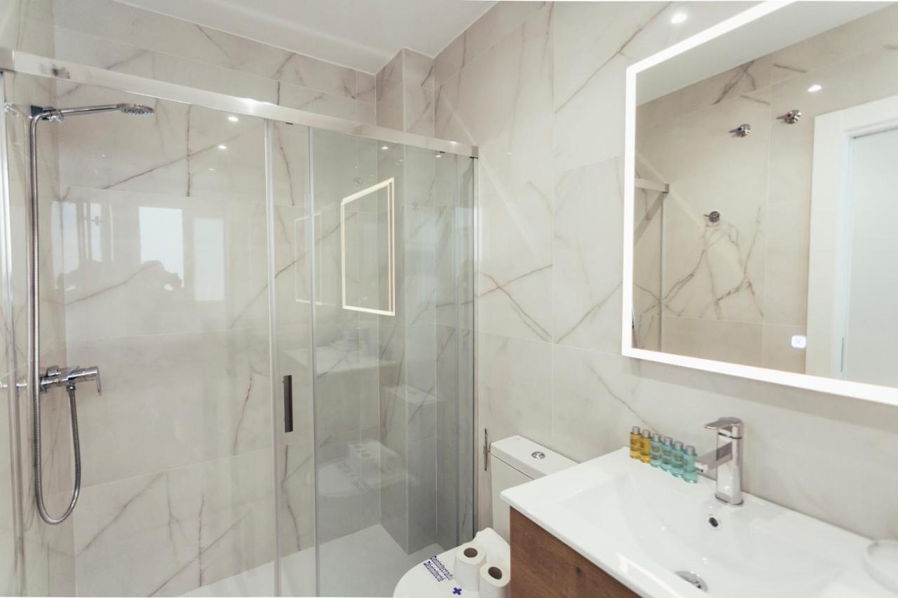 Modern With Balcony- 2bd 2bth- San Vicente *