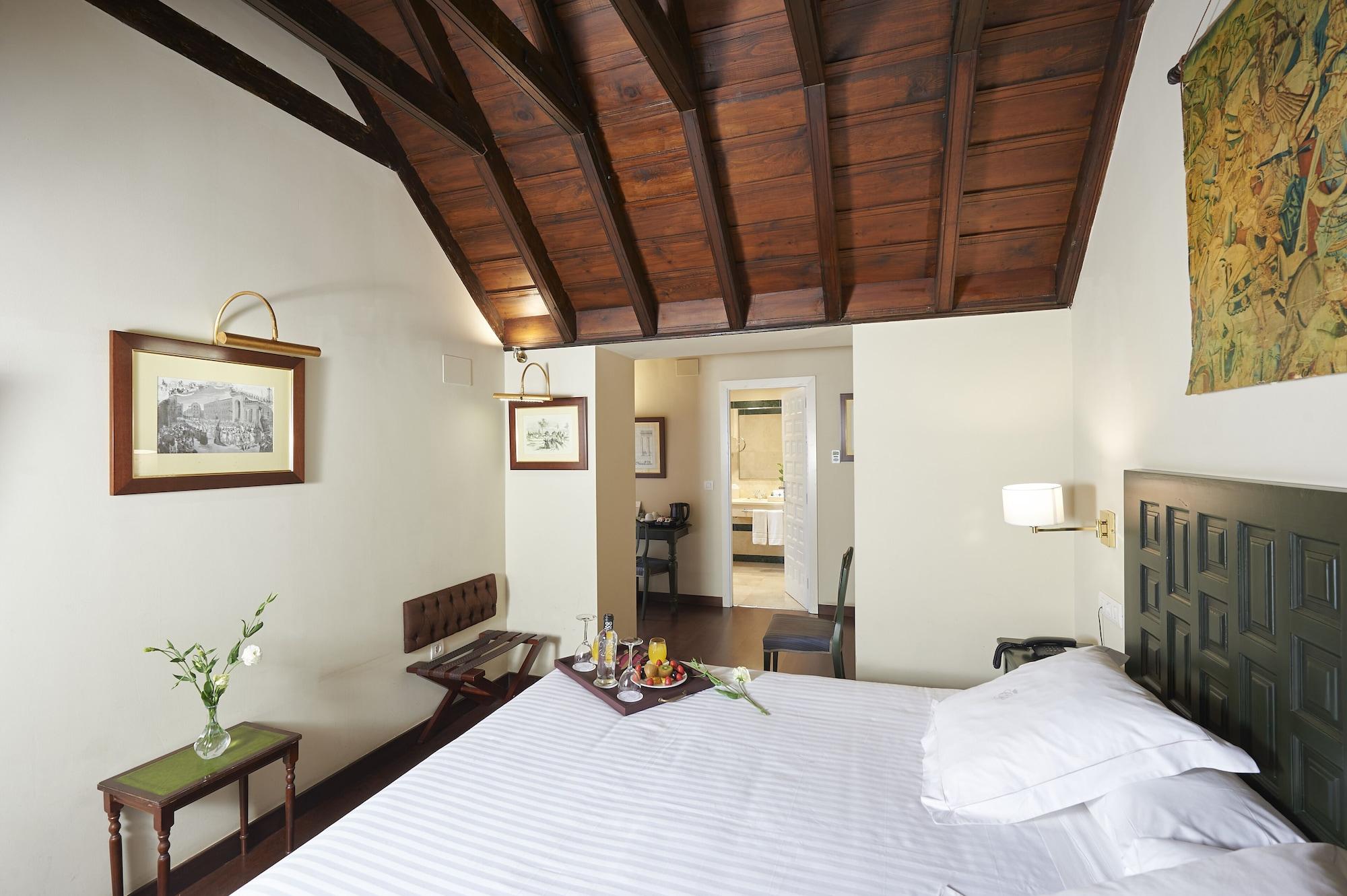 Hotel Casas De El Arenal 4*