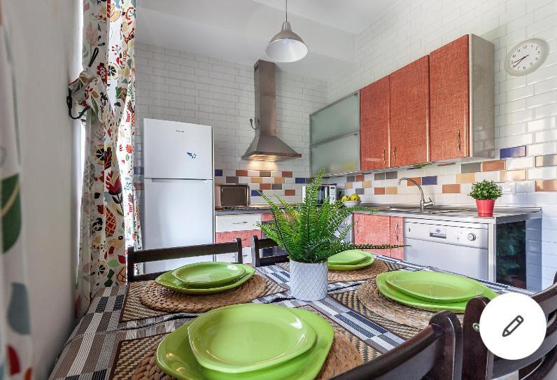 Apartment Violeta With Cozy Balcony Seville