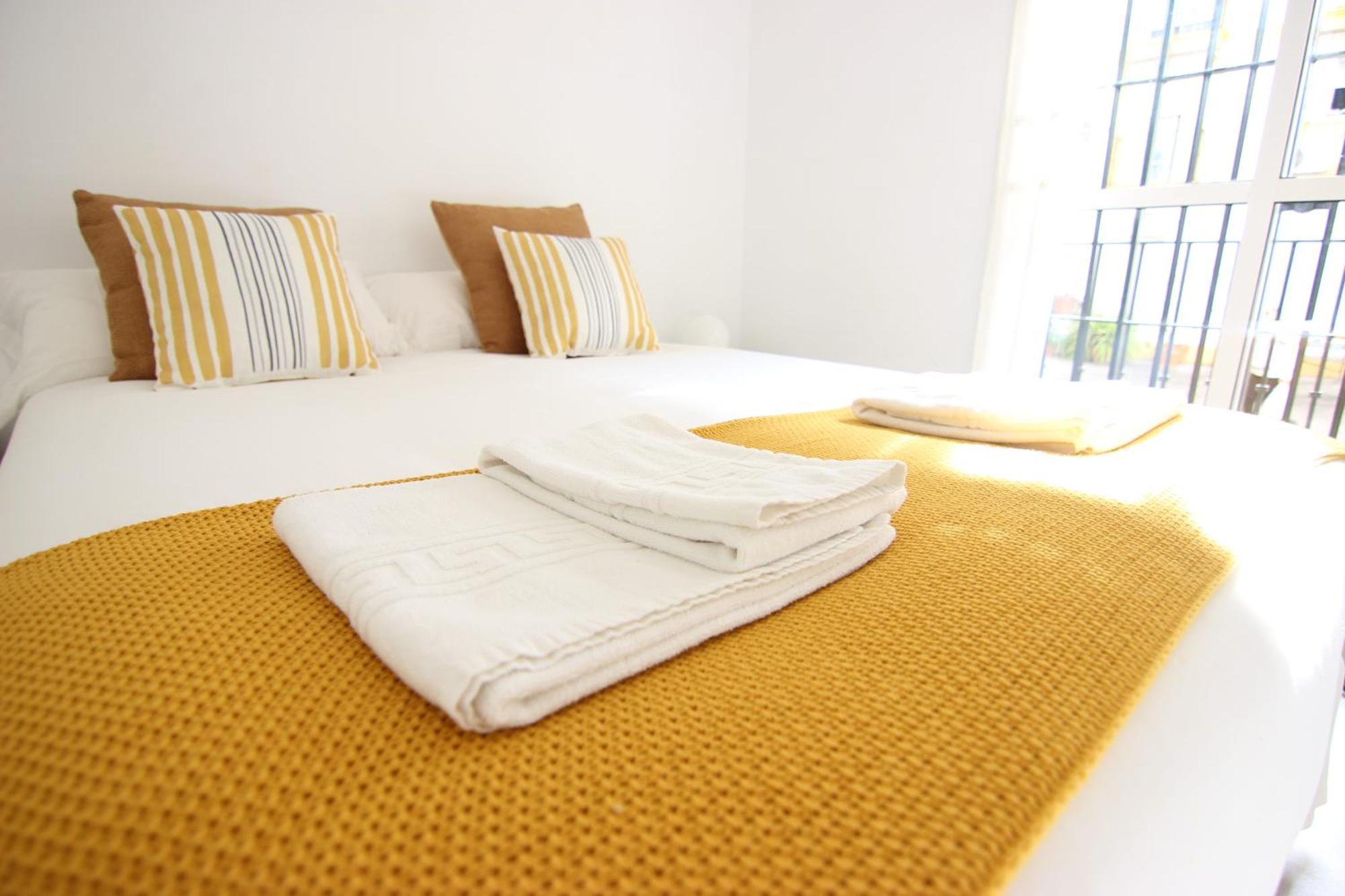 Rentalsevilla Espacioso Apartamento En La Alameda De Hercules Con Parking * Sevilla