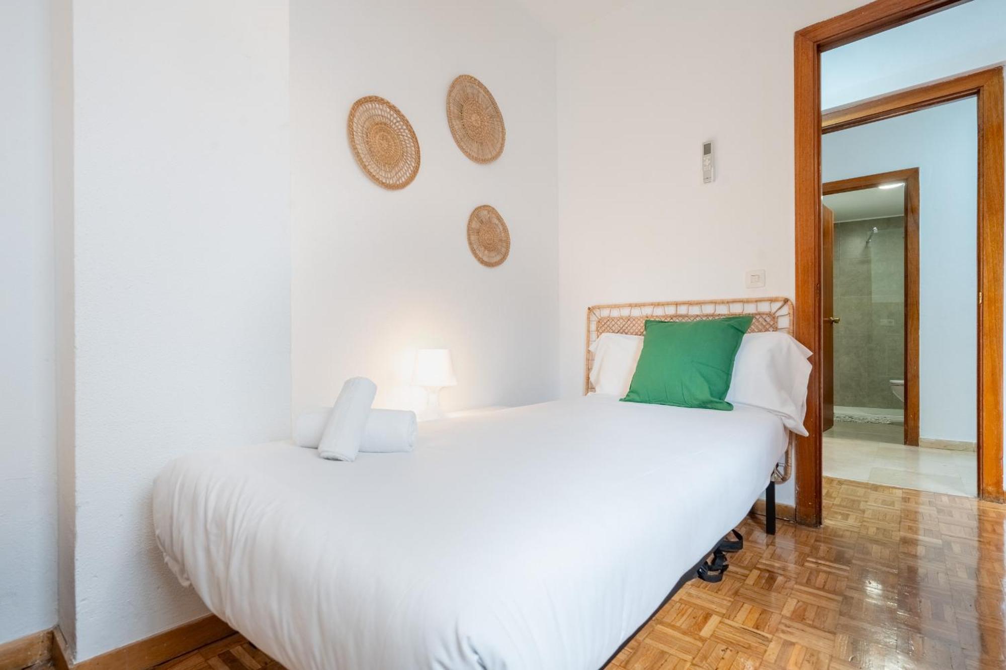 Bright Apt. Puerta Osario 3 Bedrooms 2 Bathrooms * Sevilla