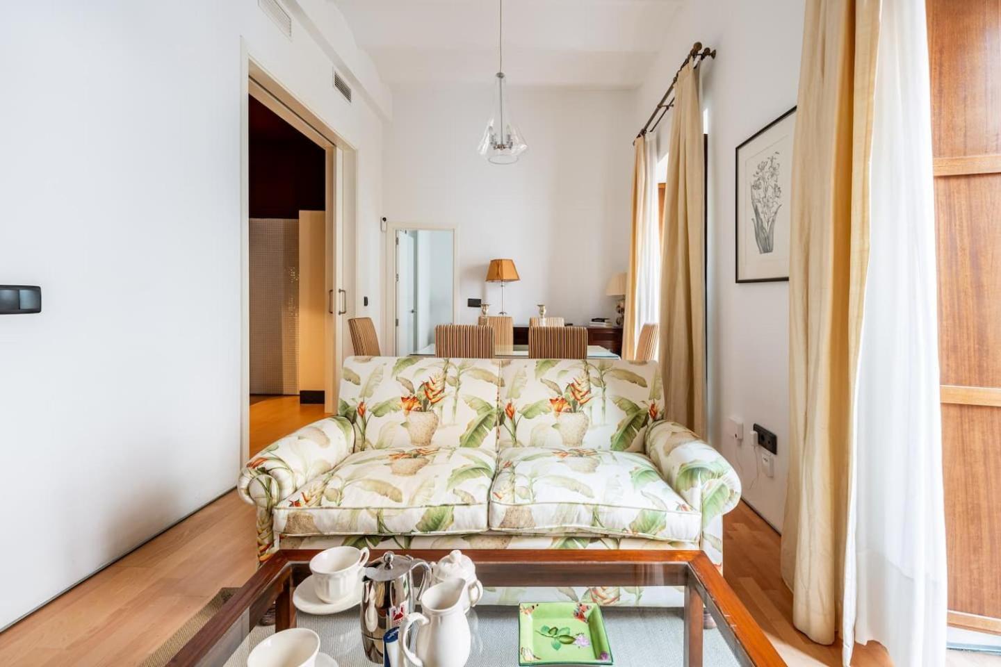 Komodo Sierpes: Bright & Classy Sevilla