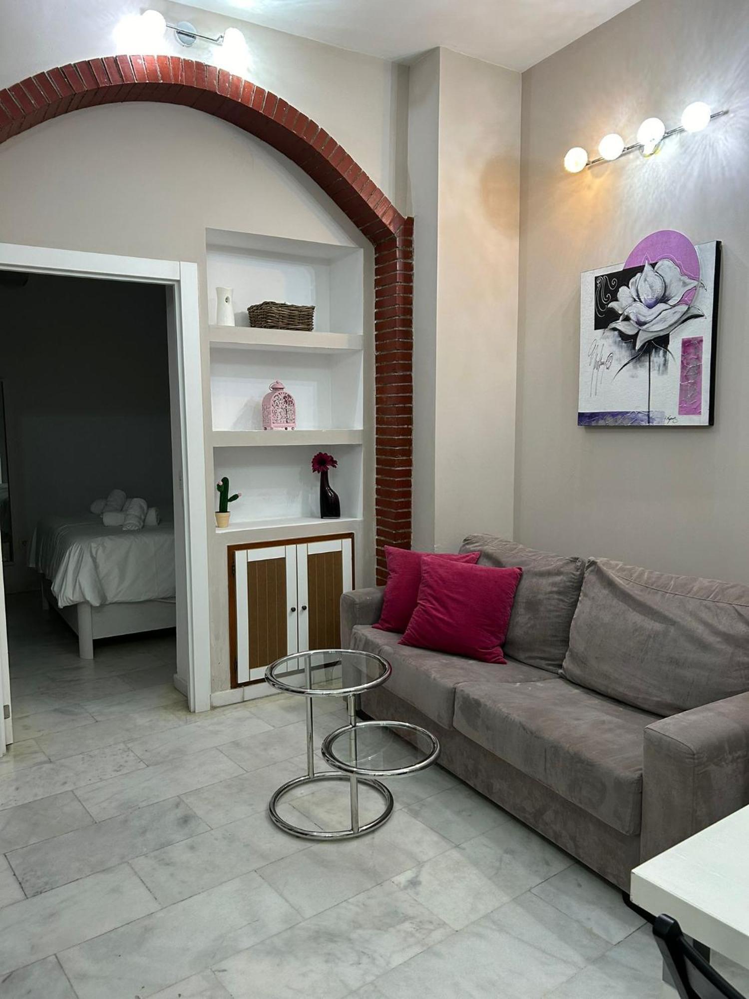 Columnas De Adriano. Calle Mármoles, 5 Apartamento