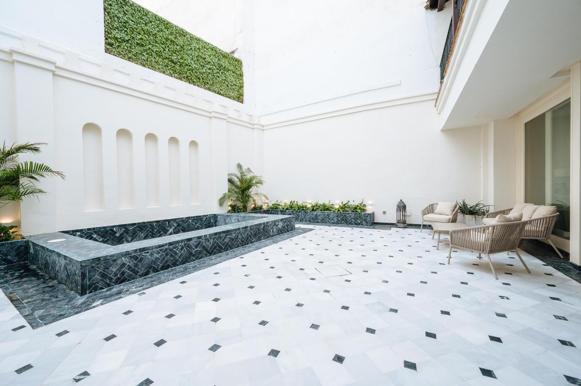 Luxurious With Andalusian Patio And Pool, Facing The Cathedral * Sevilla