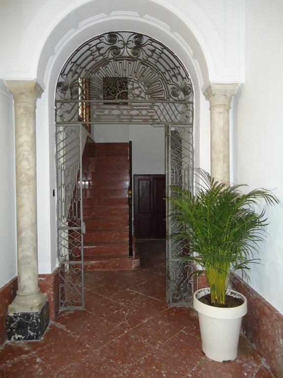 Martinez Montanes Guest house *