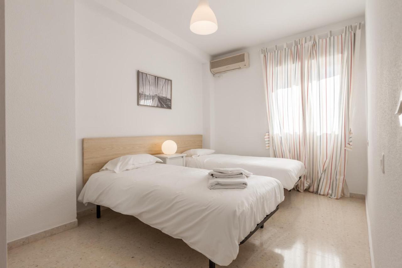 Triana With Free Parking Apartment *